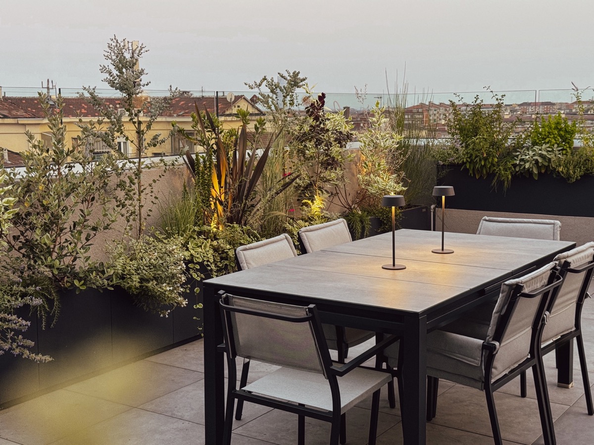 Sötétszürke műanyag virágláda