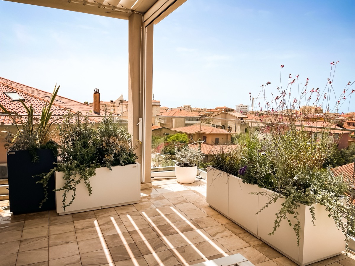 Skyline műanyag virágláda rendszer fehér és sötétszürke színben