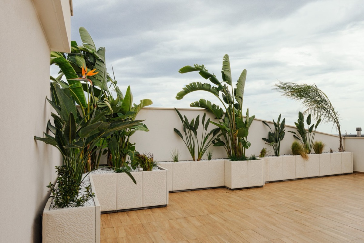 Rekonstruált kő virágláda fehér Botticino felülettel