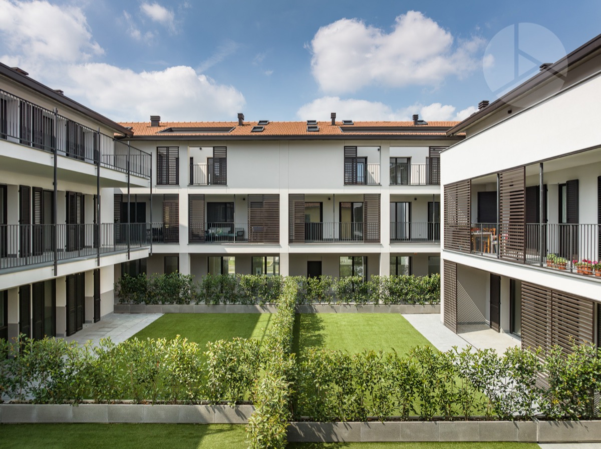 Rekonstruált kő virágláda homokfúvott szürke felülettel