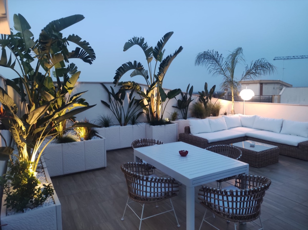 Rekonstruált kő virágláda Botticino fehér felülettel