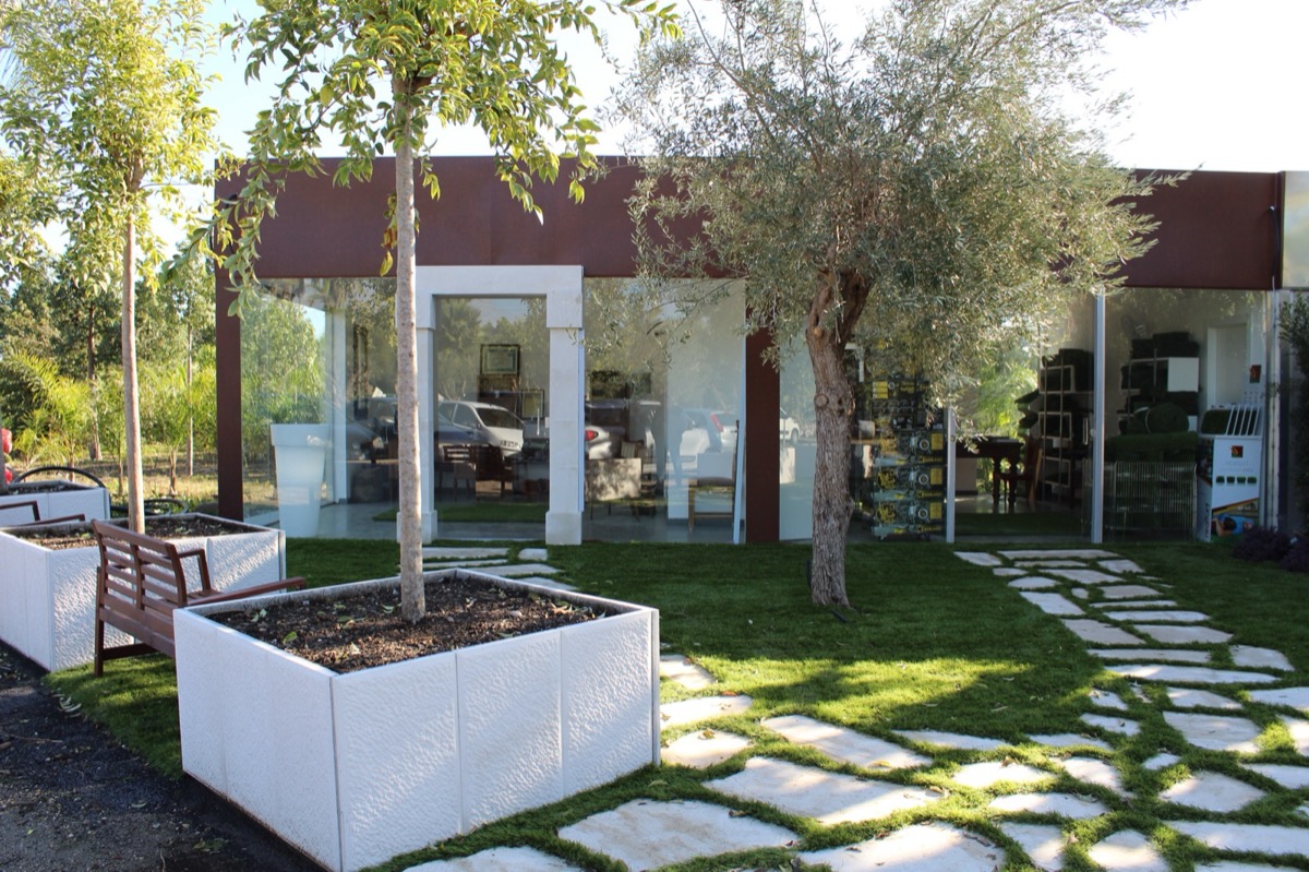 Rekonstruált kő virágláda Botticino fehér felülettel