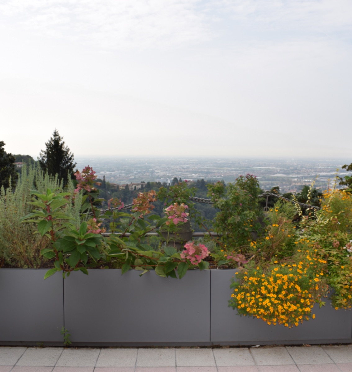 Città Alta – platina szürke virágládák 3